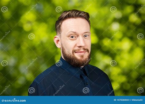 Retrato Del Hombre Adulto Hermoso En Fondo Verde Del Bokeh Hombre Cauc