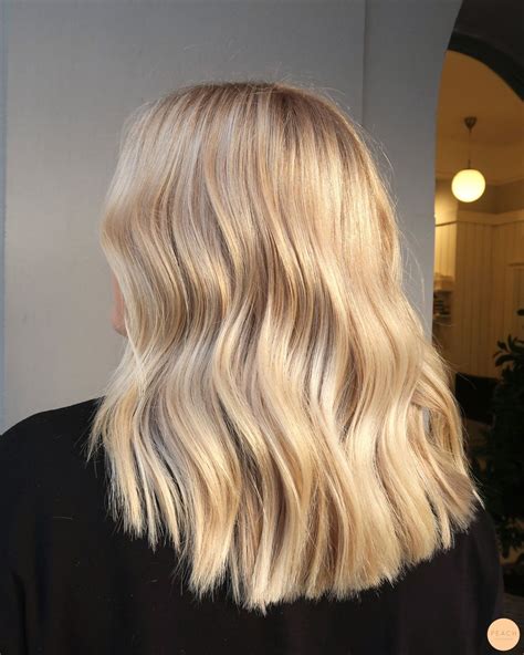 Krämig beige blond hårfärg | Blonde hair inspiration, Warm blonde hair