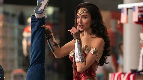 Patty Jenkins Says She Fought For The Two Opening Scenes In Wonder Woman 1984 When Wb Said One