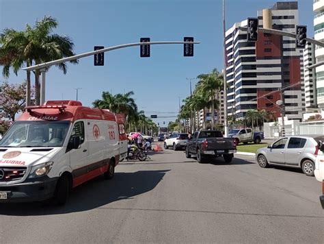 Acidente Entre Carro E Ciclomotor Deixa Dois Feridos Na Av Beira Mar