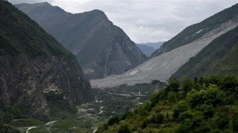 中国・四川省の土砂崩れ 90人以上まだ行方不明 Bbcニュース