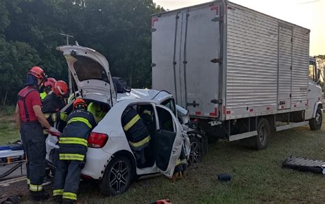 Motorista fica preso às ferragens após batida em caminhão na SP 294 em