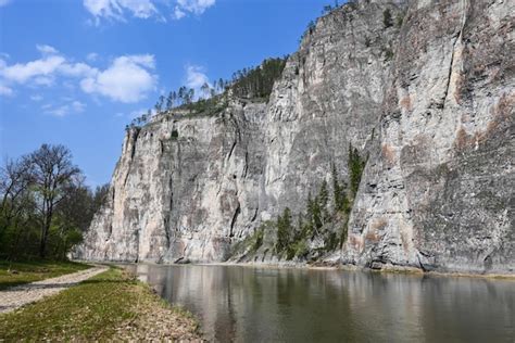 Las Orillas Rocosas Del R O Zilim En Primavera Foto Premium