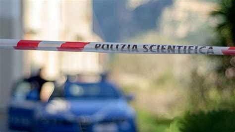 Donna Trovata Senza Vita In Casa A Lecce Sul Letto Tracce Di Sangue