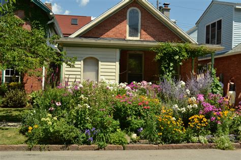 Yard Landscaping: Grassless Front Yard Landscaping