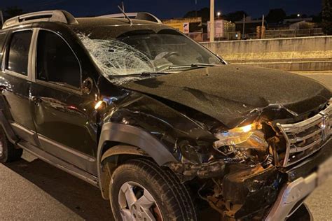 Carro avança sinal vermelho e mata motociclista na GO 080 em Goiânia