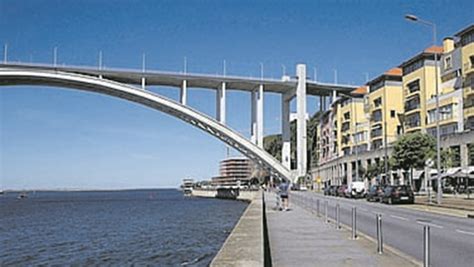 Ponte da Arrábida que une o Porto e Vila Nova de Gaia em obras