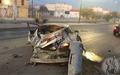 Destroza su auto al impactar contra muro tras evitar chocar con vehículo