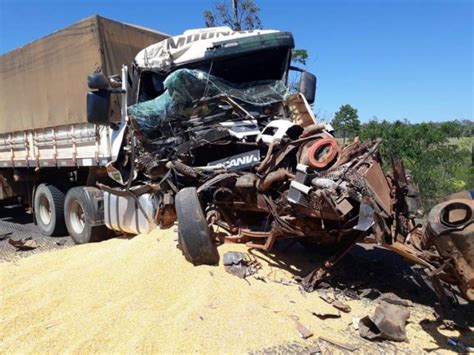 Acidente Na Br 364 Entre Duas Carretas Deixa Deixa Uma Delas Totalmente