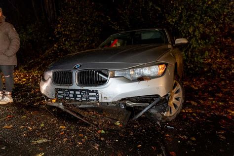 Verletzt Und Hoher Schaden J Hriger M Ht Mit Auto Mehrere Masten Um