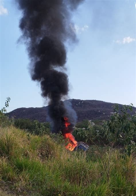 Caminh O Carregado Carne Tomba E Pega Fogo Na Serra Do Teixeira