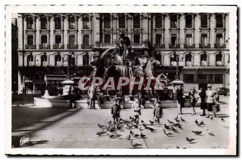 Carte Postale Ancienne Lyon La Fontaine Bartholdi Et Les Pigeons De La