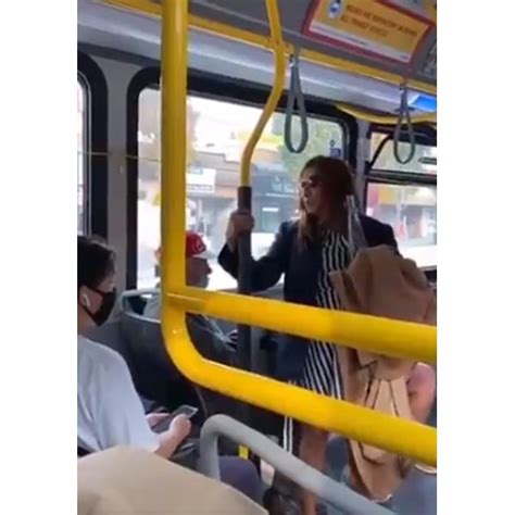 Жена без маска наплю пътник в автобуса, той я изхвърли (Видео)