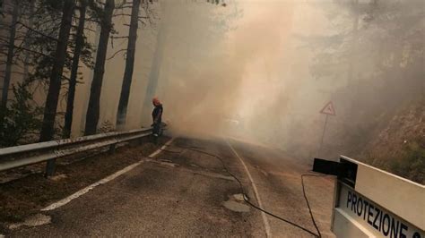 Alvito San Donato Continua L Inferno Di Fuoco Resta Chiusa La Strada