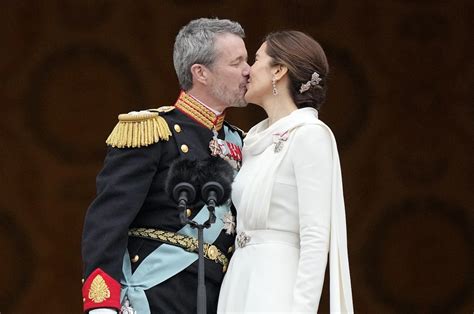 König Frederik weint bei Proklamation vor Rührung