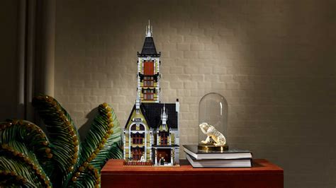 The New LEGO Haunted House Set Comes With A Functional Free-Falling ...