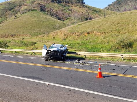 Motorista Sai Da Fila No Pare E Siga E Bate De Frente Com Carreta