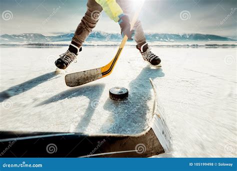 Momento Del Juego Del Hockey Sobre Hielo Foto De Archivo Imagen De