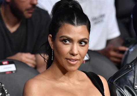 Pregnant Kourtney Kardashian Dresses Bump In Pink Beachwear In Hawaii Parade