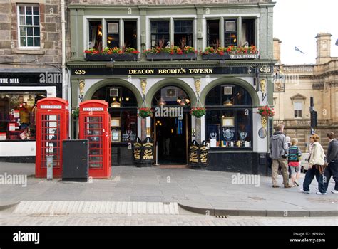 Tavern On The Royal Mile In Edinburgh Scotland Stock Photo Alamy