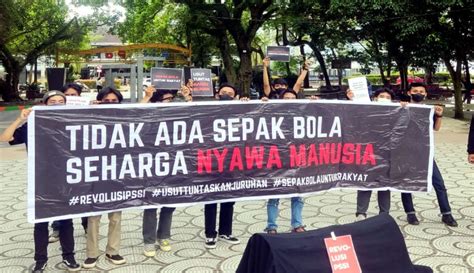 Aksi Teatrikal Suporter Untuk Tragedi Kanjuruhan