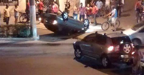 G1 Carro capota após bater em outro veículo em Vila Velha ES