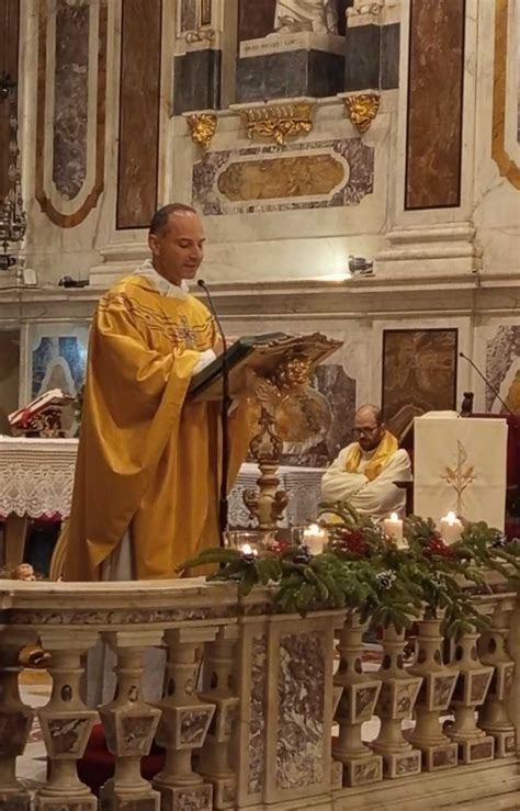 Santa Basilica Gremita Per Partecipare Alla Messa Di Mezzanotte