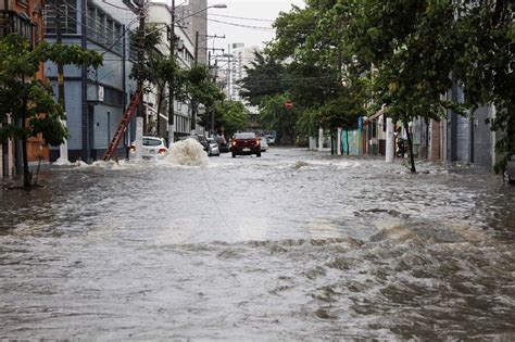 Chuva Provoca Pontos De Alagamento Em Sp E Rio Transborda Na Zona Leste