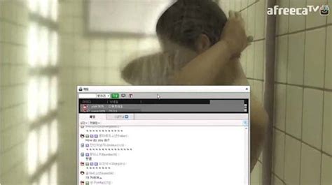 Hot girl gây tranh cãi khi livestream cảnh mình tắm nhưng che đúng chỗ quan trọng