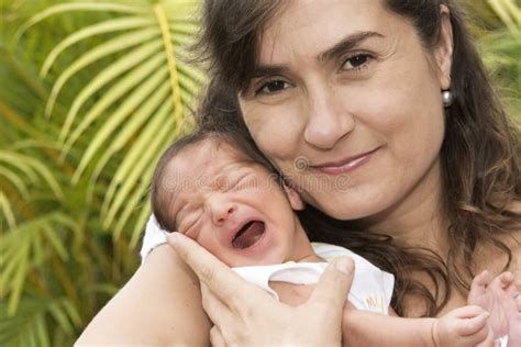 Den Argentinska Modern Ammar Henne Behandla Som Ett Barn I