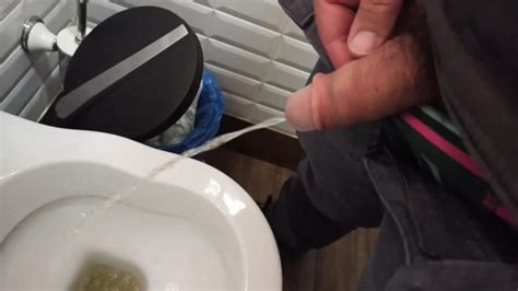Orinando En un Baño Público Pornhub Gay