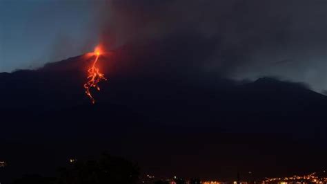 Etna In Eruzione Cenere Sulle Piste Stop Voli Aeroporto Catania