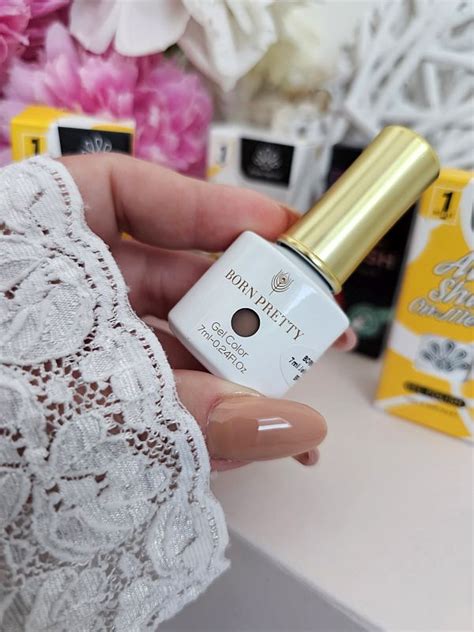 Eleganța subtilă a unghiilor cu gel în nuanța nude