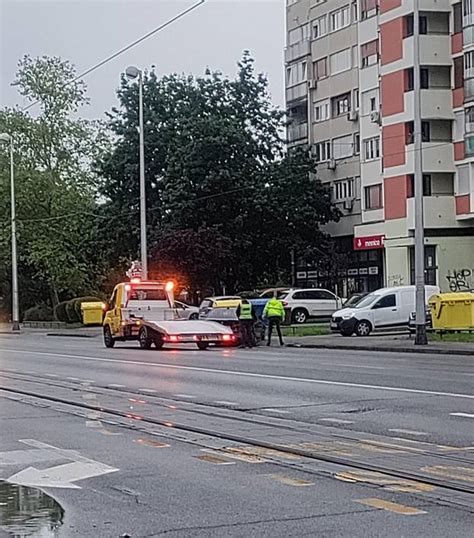 FOTO Detalji jutarnjeg kaosa u Dubravi Nakon sudara guma završila na