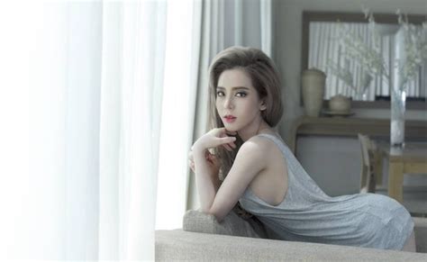 Hot girl dao kéo Vân Tokyo đang mang bầu ở tuần thứ 18