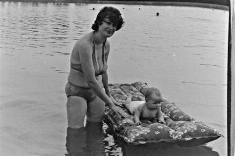 Altes Negativ Junge Frau Im Bikini Mit Luftmatratze Am Baggersee Eur Picclick De