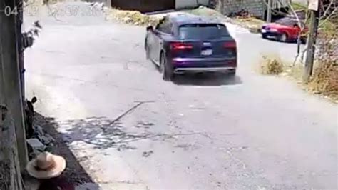 Video Vehículo a exceso de velocidad choca contra una casa en Morelos