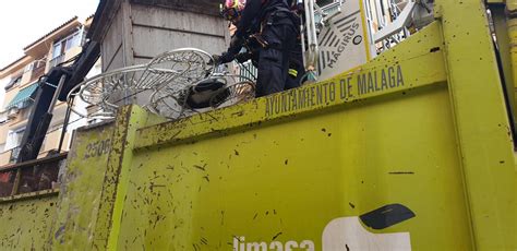 Un Cami N De Basura Engancha Alumbrado Navide O En Una Calle De M Laga