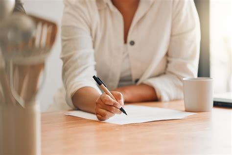 Escrevendo Papelada E Contrato Uma Mulher Segurando Uma Caneta E