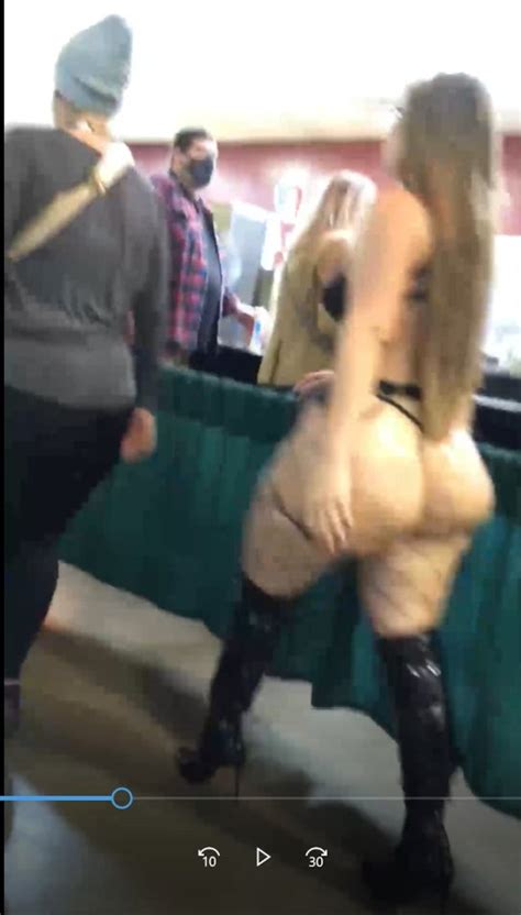 Name Of This Girl With A Big Ass At A Convention 4 Replies 1549683 NameThatPorn