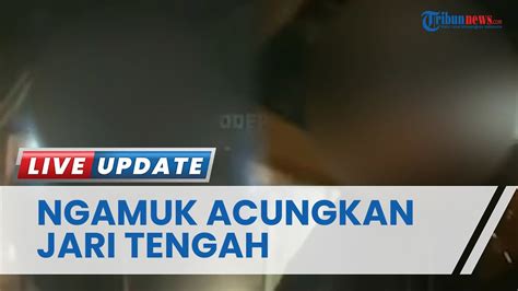 Viral Video Pemotor Ngamuk Karena Terjebak Macet Acungkan Jari Tengah