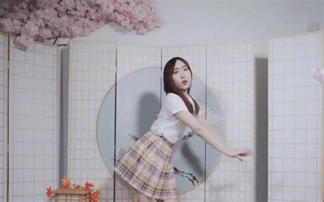 Dàn hot girl mặc đồng phục nữ sinh thực hiện vũ đạo phản cảm