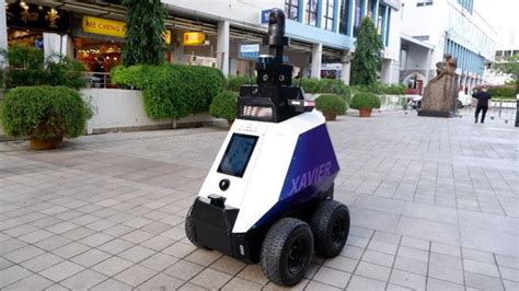 KI RoboCop Auf Rollen Polizei Roboter Patrouilliert In Singapur