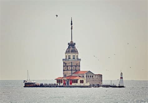 La torre de la doncella bajo el cielo nublado gris bósforo estambul