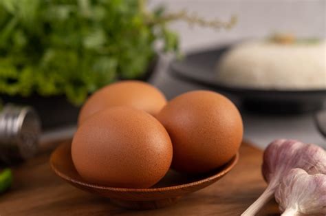 Tres Huevos De Gallina En El Plato Con Ajo Foto Gratis