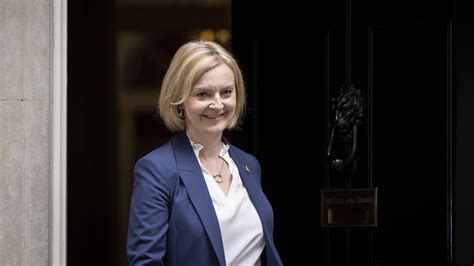 Liz Truss da marcha atrás y no bajará los impuestos a los más ricos