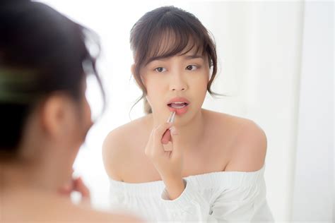 Anti Pucat Ini Tips Memakai Lipstik Nude Yang Benar Berkeluarga