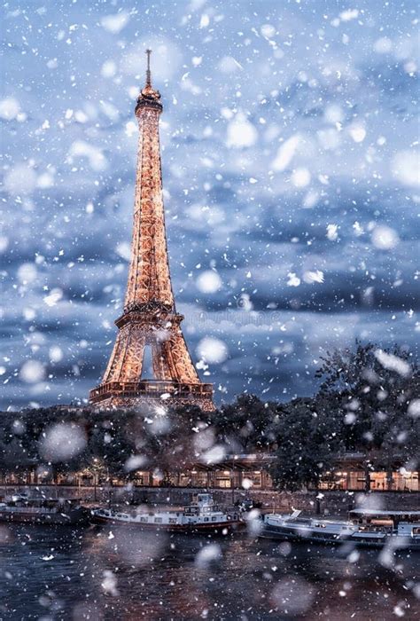 Torre Eiffel Sotto Neve Parigi Fotografia Stock Immagine Di France