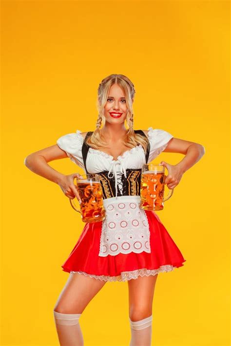 Jovencita Sexy Mesera De Oktoberfest Vestida Con Un Traje Tradicional