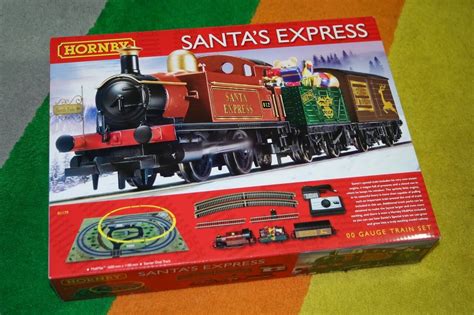 Review Hornby Santas Express Train Set R Mama Geek